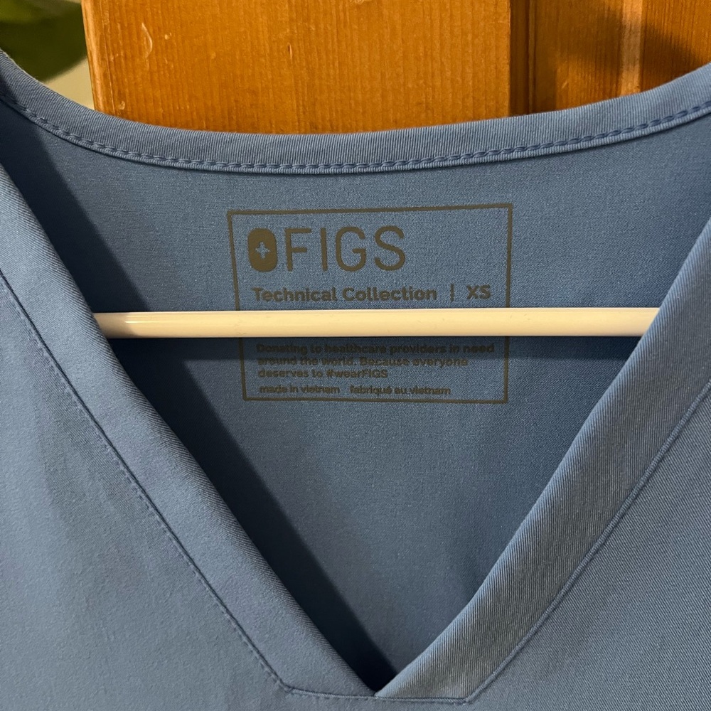 Figs womens three pocket casma scrub top ceil blue color size xs